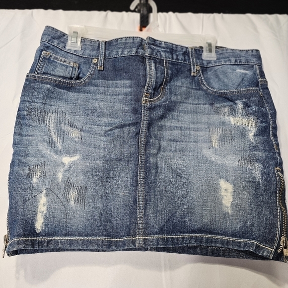 Guess Dresses & Skirts - Guess Los Angeles denim mini skirt side zippers stitched designs size 29